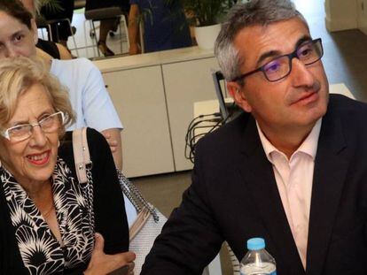 La alcaldesa de Madrid, Manuela Carmena, junto con Pascal Clouzard, director general de Carrefour en Espa&ntilde;a.
