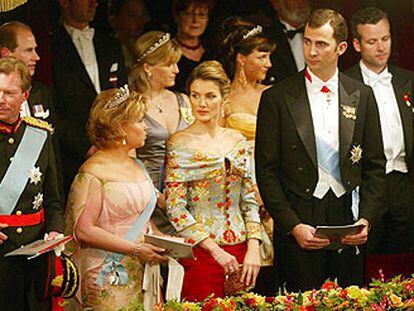 Don Felipe y Letizia, en el palco del Teatro Real de Copenhague, junto a los grandes duques de Luxemburgo (izquierda).