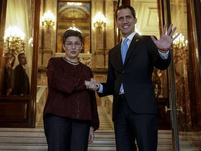 El presidente encargado de Venezuela, Juan Guaidó, y la ministra de Asuntos Exteriores, Arancha González Laya, este sábado en Madrid. En vídeo, declaraciones de Guaidó en la tarde de este sábado en el Ayuntamiento de Madrid.