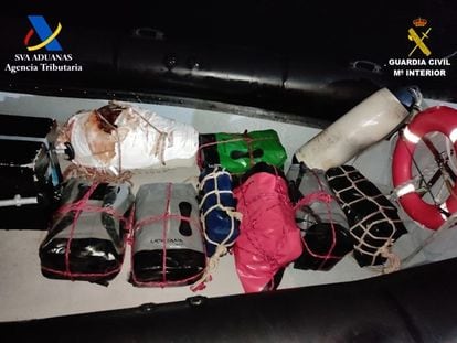 Los 200 kilos de cocaína, tras ser extraídos por los buzos de la Guardia Civil.
