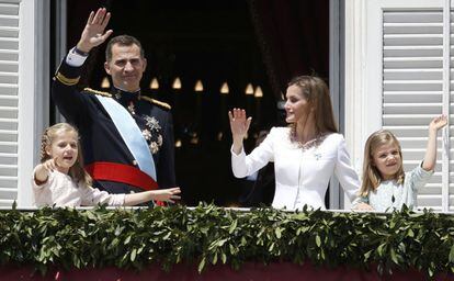 Los reyes, Felipe VI y Letizia, junto a sus hijas, Leonor, princesa de Asturias, y la infanta Sofía, y don Juan Carlos y doña Sofía, saludan desde el balcón central del Palacio de Oriente a los ciudadanos