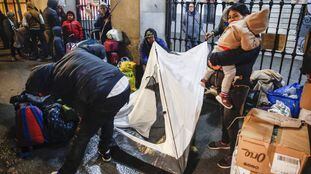 Familias con niños demandantes de asilo el pasado 26 de noviembre frente al Samur Social, en Madrid.