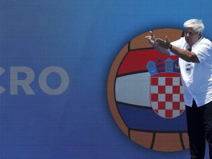 Dragan Matutinovic dirige un partido de la selección croata. 
