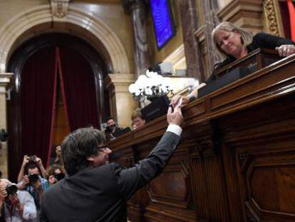 La propuesta de Junts pel Sí y la CUP sale adelante en una votación secreta y con la ausencia de la oposición