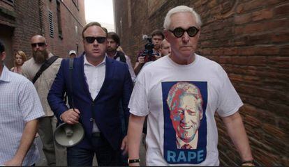 Stone, con una camiseta con el rostro de Bill Clinton y la palabra violaci&oacute;n, el pasado julio en la convenci&oacute;n republicana junto a Alex Jones, fundador de Infowars