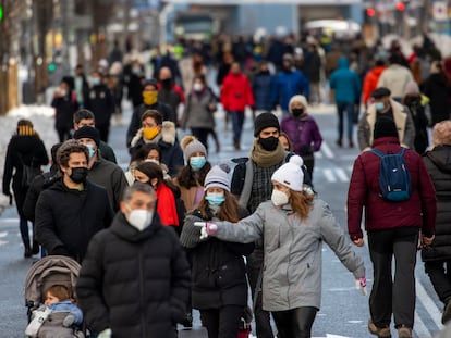 Viandantes en la Gran Vía de Madrid el 10 de enero.
