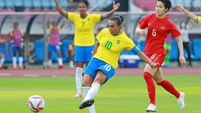 Marta, en el momento de marcar un gol ante China.