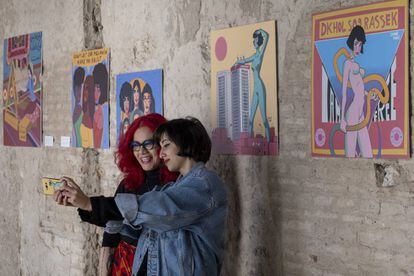 La escritora y activista egipcia, Mona Eltahawy, y la viñetista e ilustradora marroquí, Zainab Fasiki, durante su encuentro en Sevilla. 