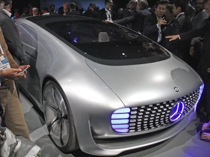 Varios visitantes rodean el coche sin conductor F015 de Daimler en el CES de Las Vegas, en 2019.