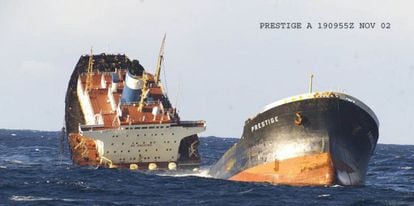 El 'Prestige' se parte por la mitad frente la Costa de la Morte.