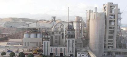 Una panor&aacute;mica de la cementera de HOLCIM en Carboneras, Almer&iacute;a. 