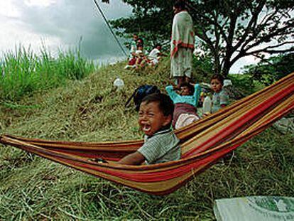 Un niño llora en su hamaca mientras sus padres protestan en el Cruce de San Francisco, en Matagalpa, al norte de Managua (Nicaragua).