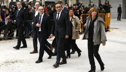 Varios ex miembros del Govern, a su llegada a la Audiencia.