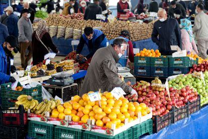 Un mercado callejero en Ankara el pasado 22 de abril.