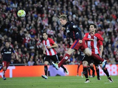 Torres marca de cabeza ante el Athletic.