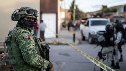 Un elemento del Ejército resguarda el área donde fueron asesinados tres policías en Fresnillo, Zacatecas, el pasado 11 de enero.