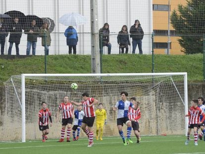 Partido del Gallarta (camisetas rojiblancas) con los padres fuera del recinto.