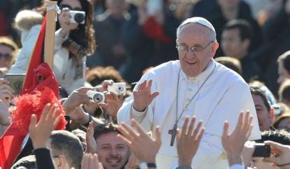 El Papa saluda a los fieles en San Pedro este martes.