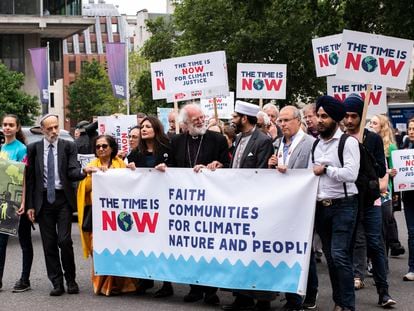 Varios líderes religiosos marchan en una protesta contra el cambio climático.