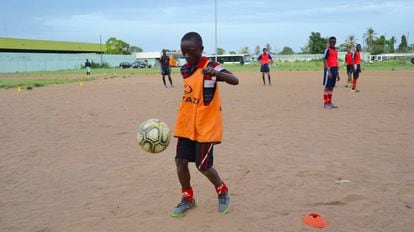 Un jugador de la escuela de fútbol del Africa Sport d’Abidjan exhiben sus habilidades.