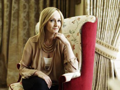 La escritora británica J. K. Rowling, que ahora publica <CF1055>The Casual Vacancy.