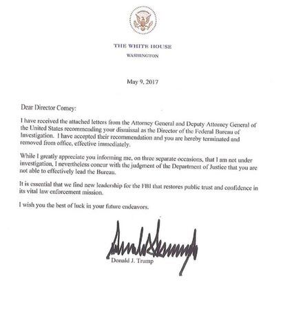 Una copia de la carta de destitución que le envió Trump a Comey.