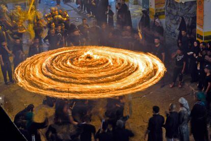 Los musulmanes chiítas iraquíes realizan rituales de duelo durante una ceremonia que marca el séptimo día de Muharram, en la ciudad sagrada Najaf (Irak), el 7 de septiembre.