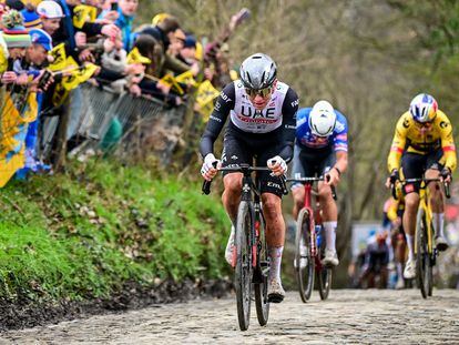 El ataque de Pogacar a 56 kilómetros de meta que hace sufrir a Van der Poel, de azul, y Van Aert.