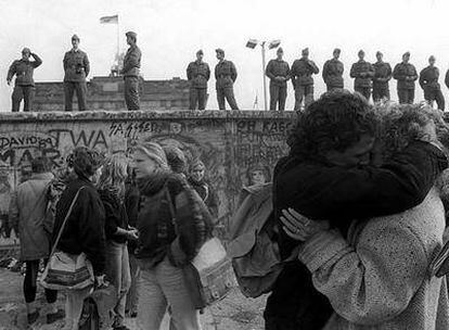 Una pareja se besa frente al muro de Berlín durante su demolición, en 1989.