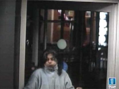Rosario Endrinal, captada por la cámara de seguridad del cajero poco antes de que fuera quemada viva.