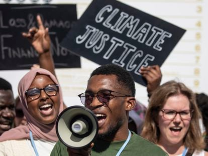 Jóvenes se manifiestan por la justicia climática, este jueves, en la COP27, en Sharm el Sheij.