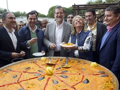 El viceconsejero andaluz Antonio Sanz (derecha) y el consejero de Presidencia, Elías Bendodo (izquierda), junto a Juan Manuel Moreno, Mariano Rajoy y Ángeles Muñoz, en Marbella (Málaga) en 2019.