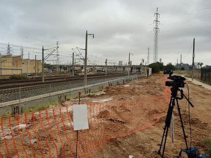 Vías del tren donde se localizó el cadáver de Álvaro Prieto, en la zona de talleres de la estación de Santa Justa, en Sevilla.