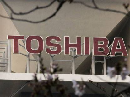 Logotipo del gigante tecnol&oacute;gico nip&oacute;n Toshiba en una sede en Tokio (Jap&oacute;n).