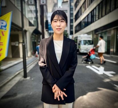 Akiho Kobokayama, en una calle del barrio de Ginza, en Tokio, adyacente a la sede de la empresa en la que trabaja. 