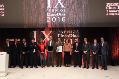 Foto de familia de los galardonados en la IX edición de los Premios CincoDías a la Innovación empresarial.