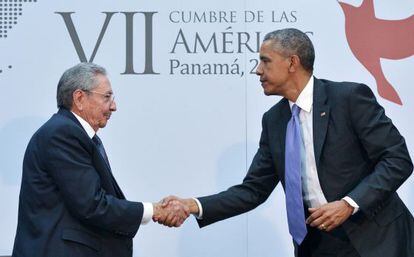 Obama saluda al mandatario cubano, Raúl Castro.