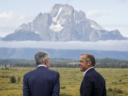A la izquierda, el presidente de la Reserva federal (Fed), Jerome Powell, junto a gobernador del Banco de Inglateraa Mark Carney, este viernes en Jackson Hole (EE UU.).