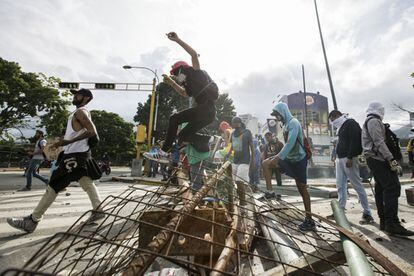 Un grupo de manifestantes opositores cortan las calles durante el paro nacional.