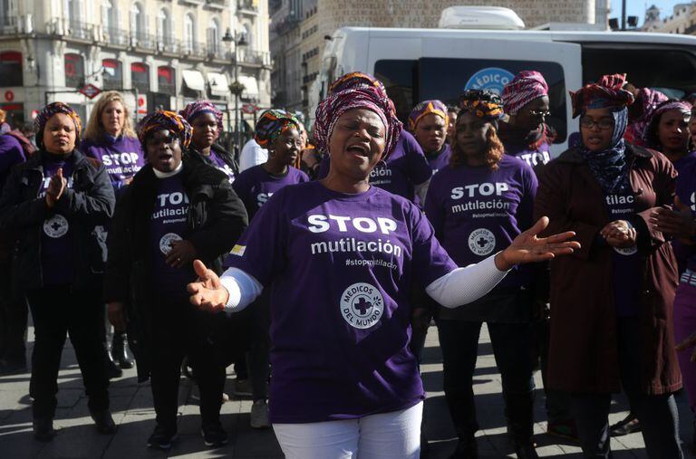 Concentración en la Puerta del Sol de Madrid para protestar contra la mutilación genital femenina en el mundo, en una imagen de archivo.