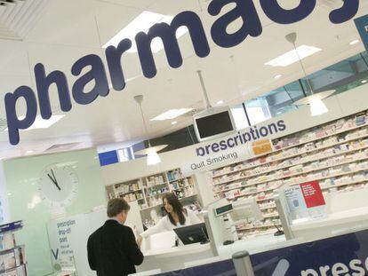 En pa&iacute;ses como Reino Unido las grandes cadenas de farmacias tienen una importante presencia. / Toby Melville (Reuters)