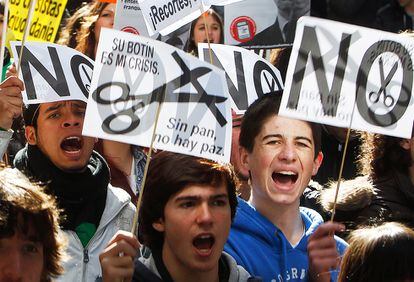 Estudiantes participan en la protesta contra la 'ley Wert' en el centro de Madrid.