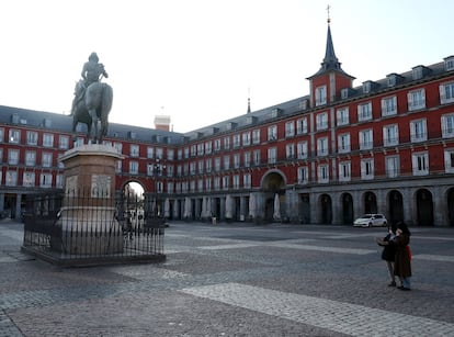 La Plaza Mayor de Madrid a primera hora de la mañana, este sábado. El plan de choque permitirá abrir a establecimientos de alimentación como fruterías, carnicerías, pescaderías, panaderías, además de farmacias, gasolineras, estancos, quioscos y supermercados, entre otros.