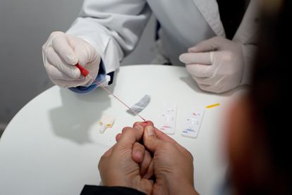 Realización de un test rápido el pasado viernes en una farmacia de Ourense.