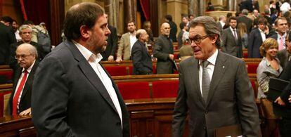 El presidente de la Generalitat en funciones, Artur Mas, y el diputado de Junts pel Si y presidente de ERC, Oriol Junqueras.