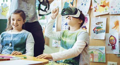 Adultos y niños pueden aprender lecciones de todo tipo de materias en un formato inmersivo, gracias a las capacidades de los visores de realidad virtual.