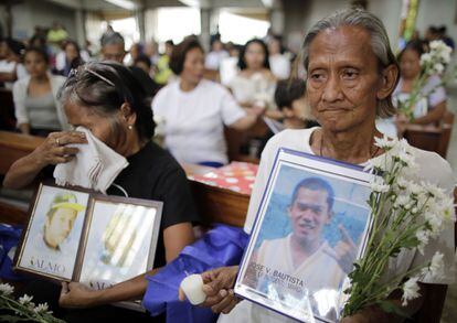 Familiares de las víctimas de la guerra contra el narcotráfico en una misa conmemorativa el 15 de marzo en Ciudad Quezón, Filipinas.
