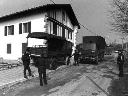 Polic&iacute;as franceses confiscan el material incautado tras la detenci&oacute;n de la c&uacute;pula etarra en Bidart en 1992. 