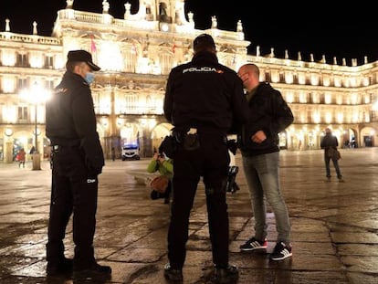 Agentes de la Policía Local y Nacional en Salamanca el pasado sábado