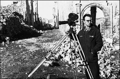 El director en una de las localizaciones del documental 'Cuenca', que rodó entre 1956 y 1957.